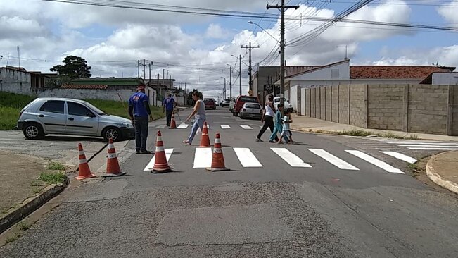 Prefeitura realiza serviços de limpeza e revitalização no entorno das escolas municipais