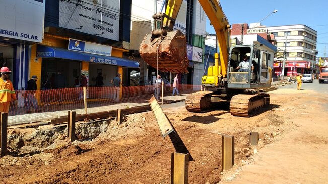 Apesar do transtorno, obras na Rua Dom Luiz de Souza resolverão o problema crônico do local