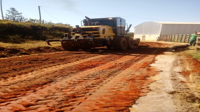 Secretaria de Transportes e Serviços Rurais realiza serviços de manutenção de estradas no Bairro Ferreirada