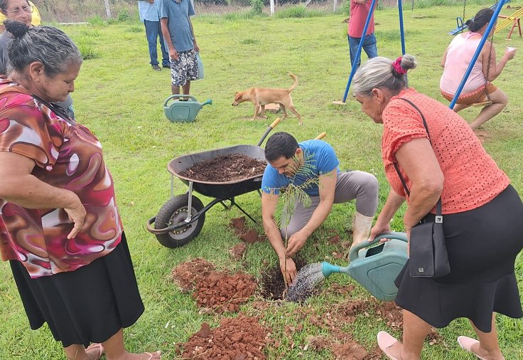 Idosos assistidos pelo CRAS Santa Maria realizam plantio de mudas frutíferas