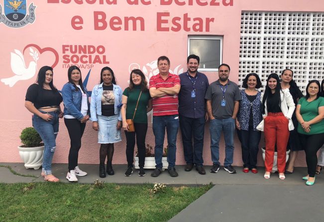 Curso de extensão de cílios forma a primeira turma