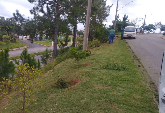 Diversos locais da cidade recebem serviços de roçada e limpeza