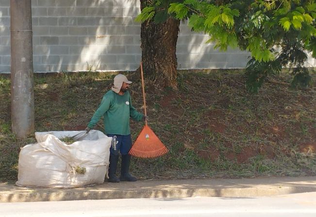 Serviços de roçada e limpeza seguem sem parada também nos finais de semana 