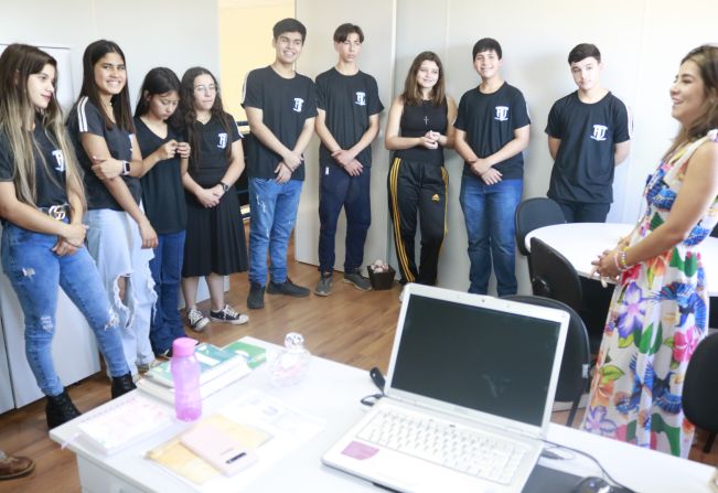 Alunos do Ensino Médio realizam visita para conhecer os serviços da Casa do Adolescente 