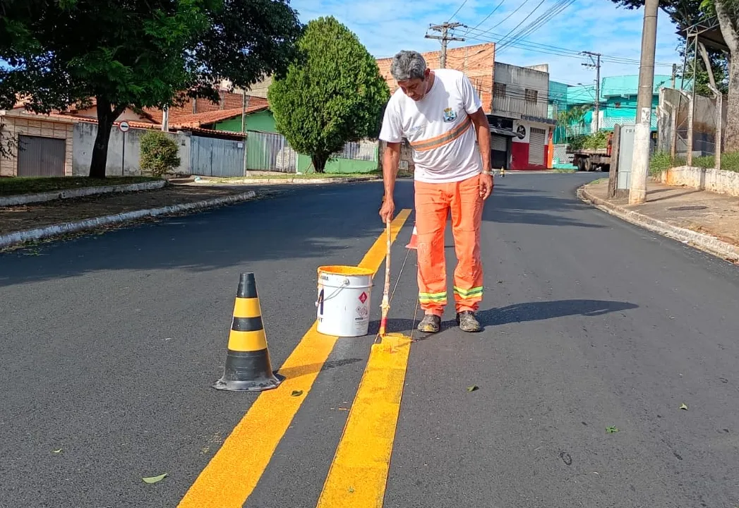 Serviços de pintura de sinalização horizontal são realizados no bairro São Camilo
