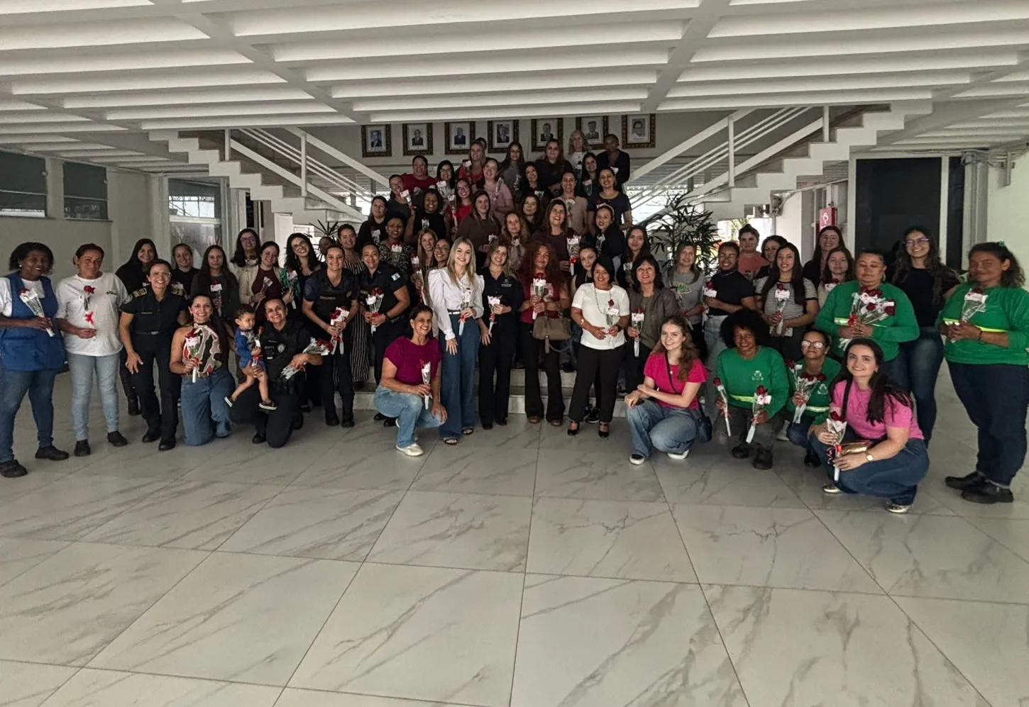 Prefeitura e ACIAI distribuem rosas às servidoras públicas em homenagem ao Dia Internacional da Mulher