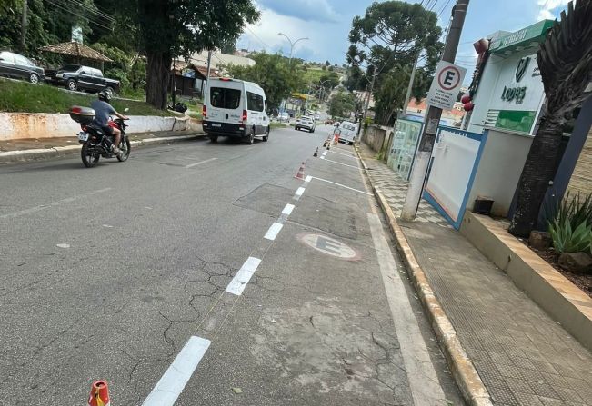 Demutran realiza a pintura de guias e faixas de vagas de estacionamento na Avenida Higino Marques