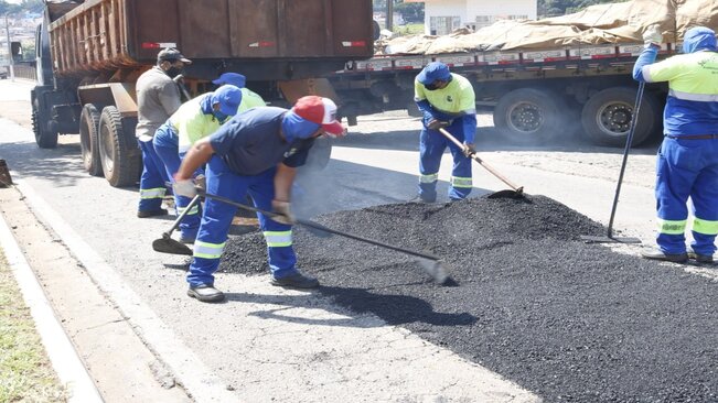 Avenida Mário Covas recebe serviço de reconstituição do asfalto