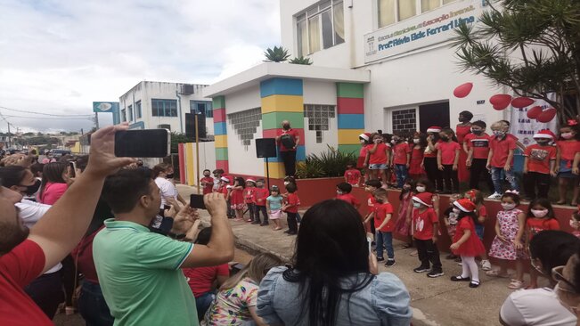 Alunos do Colégio Flávia fazem apresentação de natal e ganham presentes