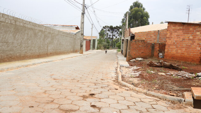 Prefeitura realiza lajotamento de diversas Ruas no Bairro de Cima