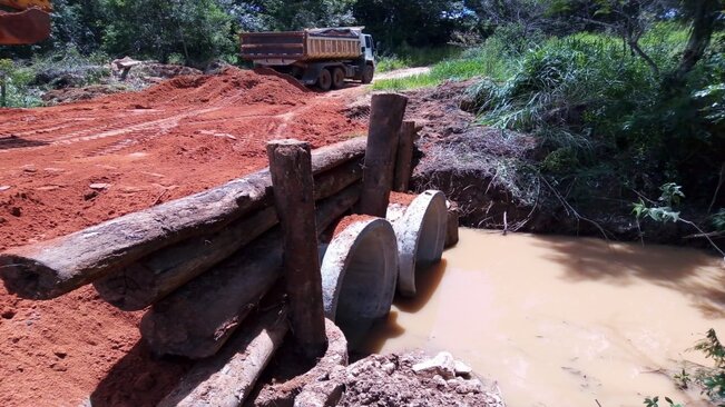 Bairros Lagoa Grande e Barroca Funda recebem ponte de tubos de concreto no lugar da ponte de madeira