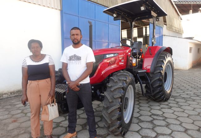  Moradores do Quilombo do Jaó recebem trator novo